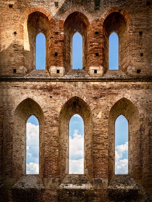 Kostenloses Stock Foto zu backsteinmauer, blauer himmel, gewölbe