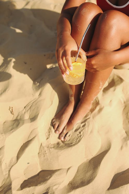 Free Fotos de stock gratuitas de arena de playa, limonada, mujer Stock Photo