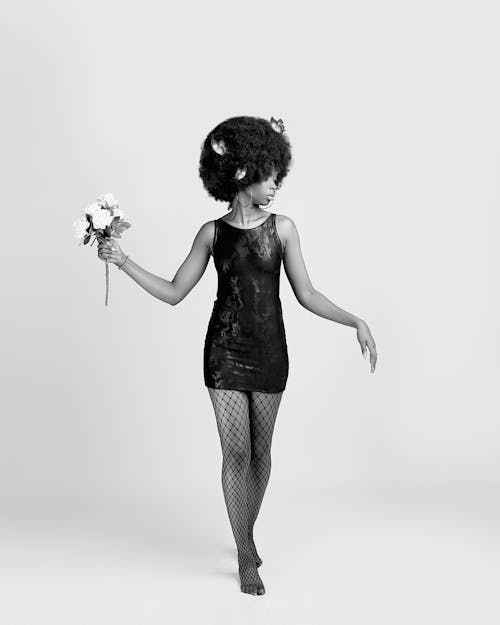 Darmowe zdjęcie z galerii z czarno-biały, fotografia mody, kobieta