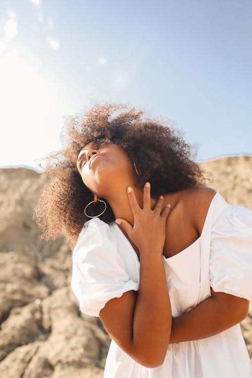 Základová fotografie zdarma na téma afro vlasy, bílé šaty, černoška