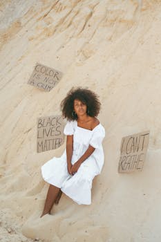 沙漠场景中，一名身穿白色连衣裙的妇女站在抗议标语中的肖像