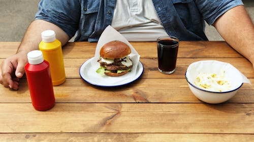 Základová fotografie zdarma na téma burger, detail, dřevěný povrch