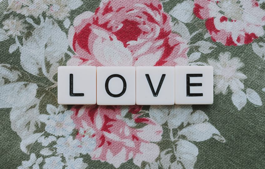 Online dating: starting a conversation on a niche platform
