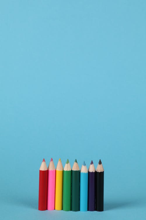 Gratis arkivbilde med blå overflate, fargede blyanter, farger