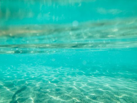 探索塞拉附近希腊碧绿海水的宁静水下景观