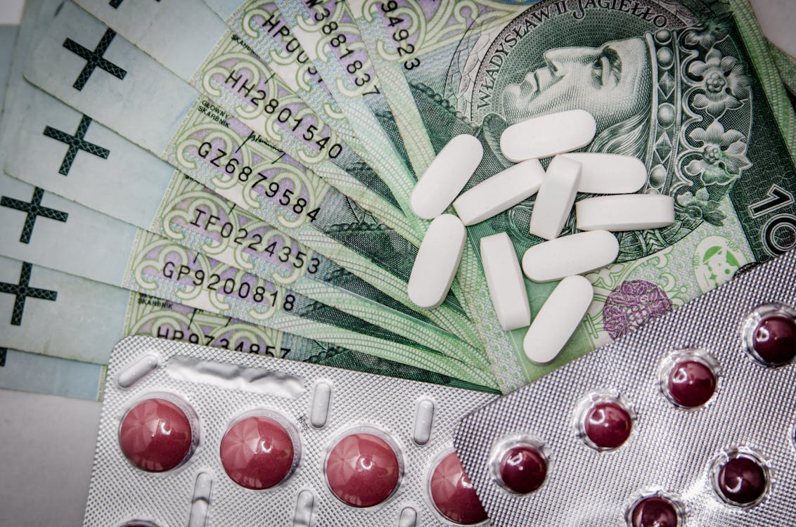 Free ブリスターパックの横にある白い楕円形の薬の丸薬 Stock Photo