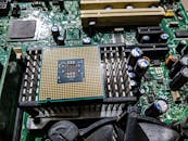 主机板上显示电子元件和电路的中央处理器详细视图