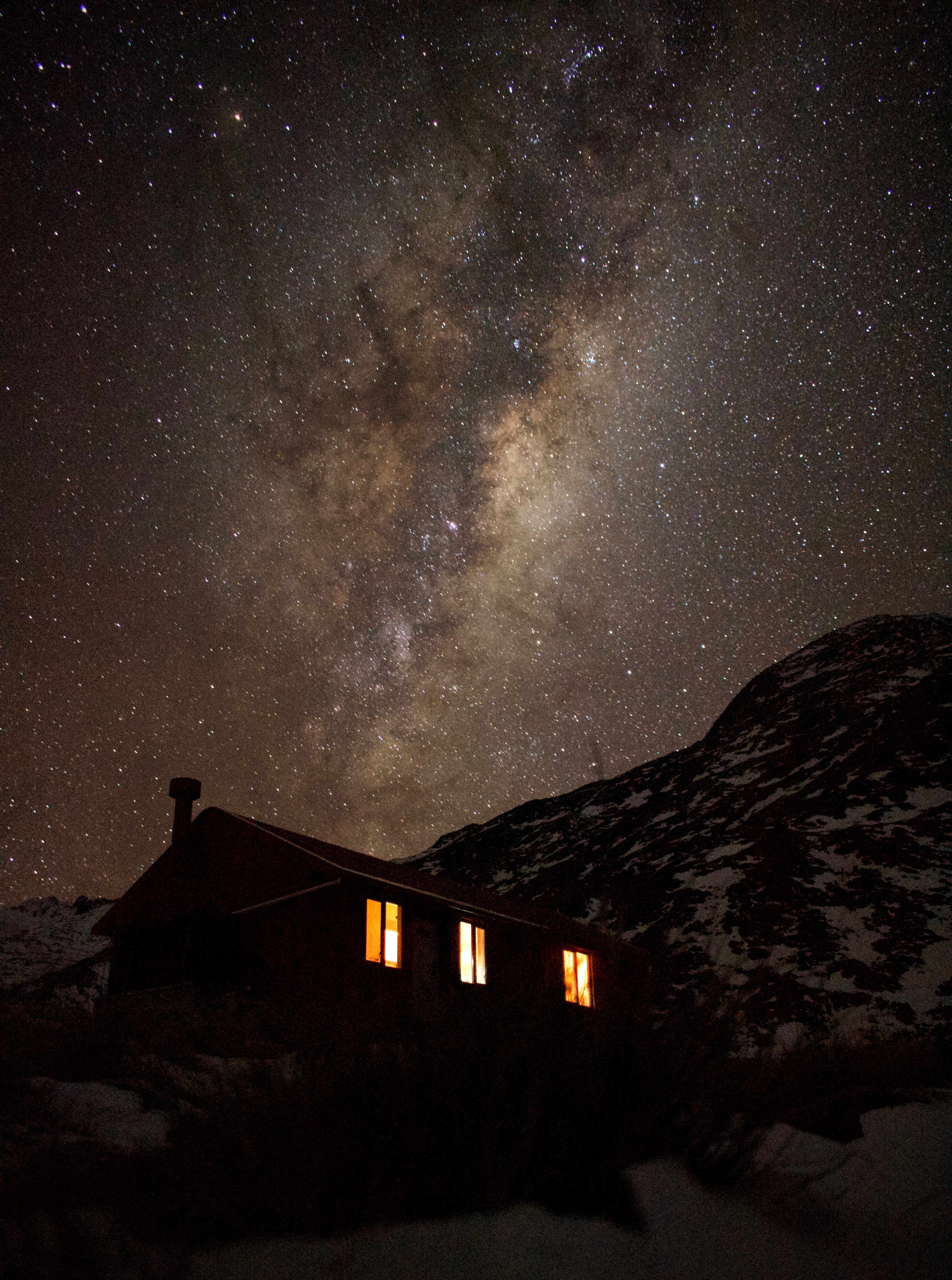 山上偏远小屋的星空令人惊叹，非常适合夜间摄影爱好者