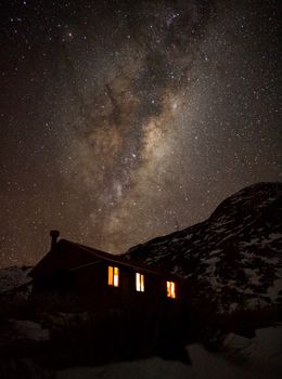 山上偏远小屋的星空令人惊叹，非常适合夜间摄影爱好者