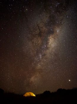 宁静的露营地上空，迷人的银河照亮了夜空