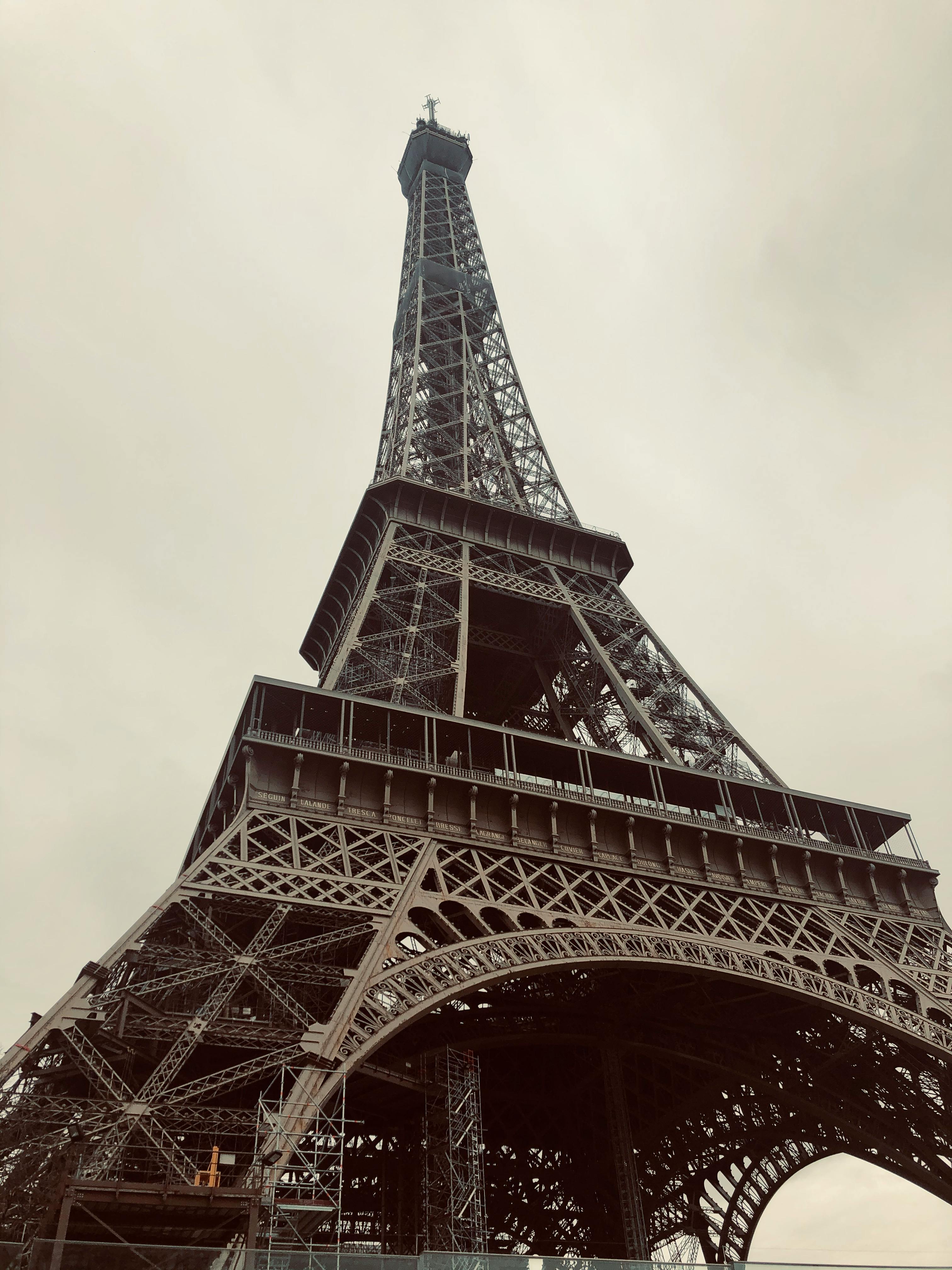 Bức ảnh tháp Eiffel đen trắng sẽ khiến cho bạn trầm trồ và ngưỡng mộ. Với phong cách tối giản, chủ đề toàn bộ là sắc màu đen trắng, bức ảnh sẽ giúp bạn thấy rõ hơn độ phức tạp và vẻ đẹp trong kiến trúc đỉnh cao của thành phố Paris.