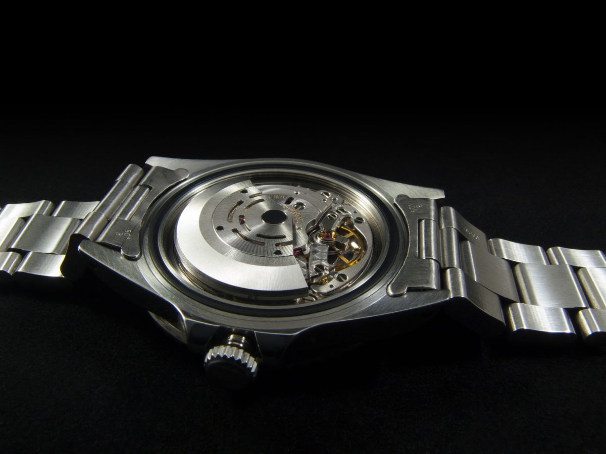 Vista detallada de un mecanismo de reloj mostrando engranajes de precisión
