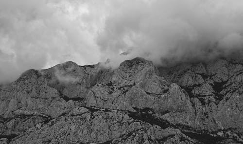 Foto d'estoc gratuïta de blanc i negre, núvols, zona de muntanya