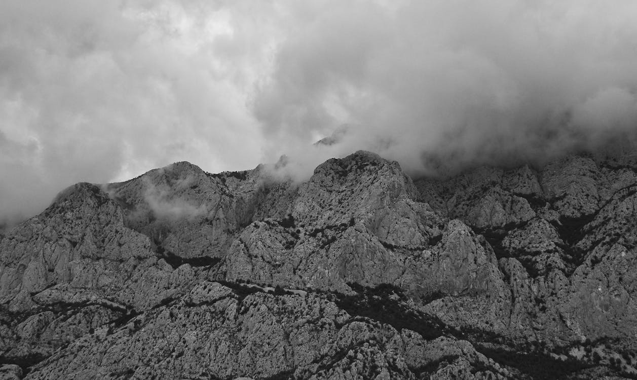 Gratis stockfoto met berggebied, wolken, zwart en wit
