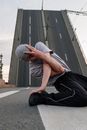 在城市的一座开放式桥梁上，充满活力的街头舞者展示着自由式动作