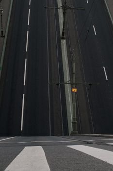 圣彼得堡一条空荡荡的城市道路鸟瞰图中，可见一座扁桥