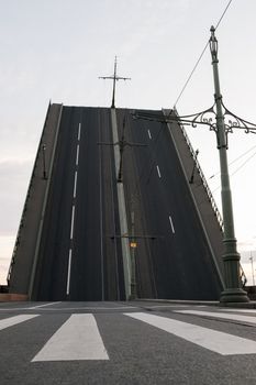 一座经典建筑风格的高架吊桥横跨在安静的城市街道上
