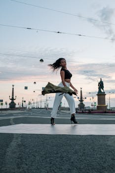 黄昏时分，一名女子在城市街头表演自由舞