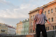 清晨的灯光下，一名男子在俄罗斯圣彼得堡的一条街道上精力充沛地跳舞