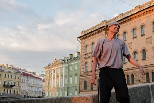 清晨的灯光下，一名男子在俄罗斯圣彼得堡的一条街道上精力充沛地跳舞