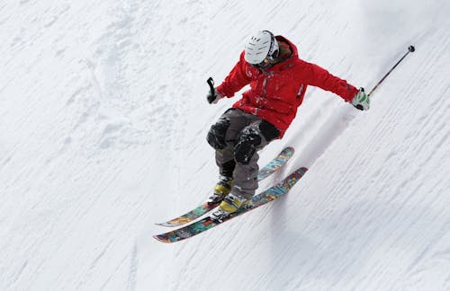 Homme En Veste Rouge Jouant Aux Patins à Glace Pendant La Journée