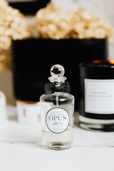 这幅奢华静物画中，透明玻璃香水瓶系着丝带，优雅气息扑面而来