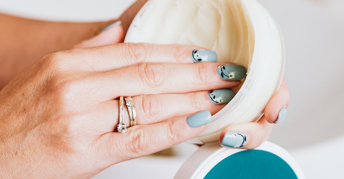 How to apply cream eyeshadow with fingers
