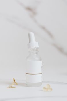 优雅的产品摄影中，一个玻璃精华瓶在白色表面上绽放着花朵