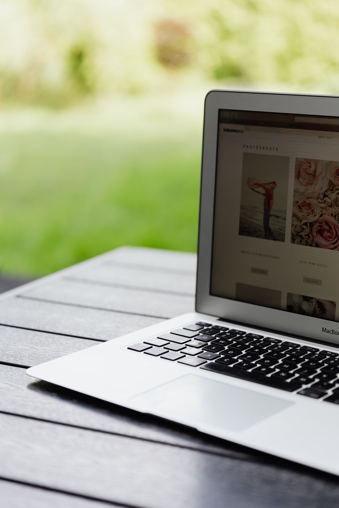 Aufgeklappter Laptop mit Website auf dem Bildschirm – was eine professionelle Seite 2026 kostet.