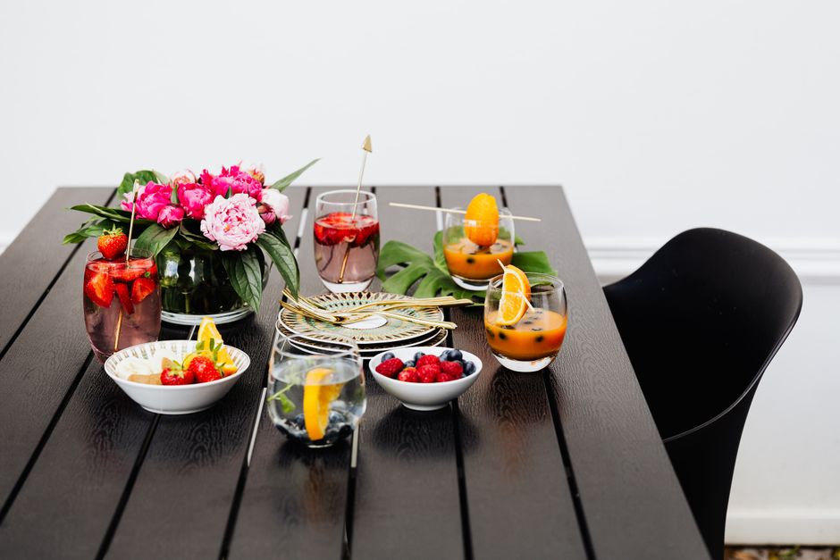 Lichte houten tafel met kleurrijke bloemen. Lichte houten tafel met kleurrijke bloemen.