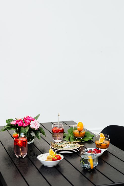 Free A stylish summer table with refreshing drinks and fruits in an elegant setting. Stock Photo