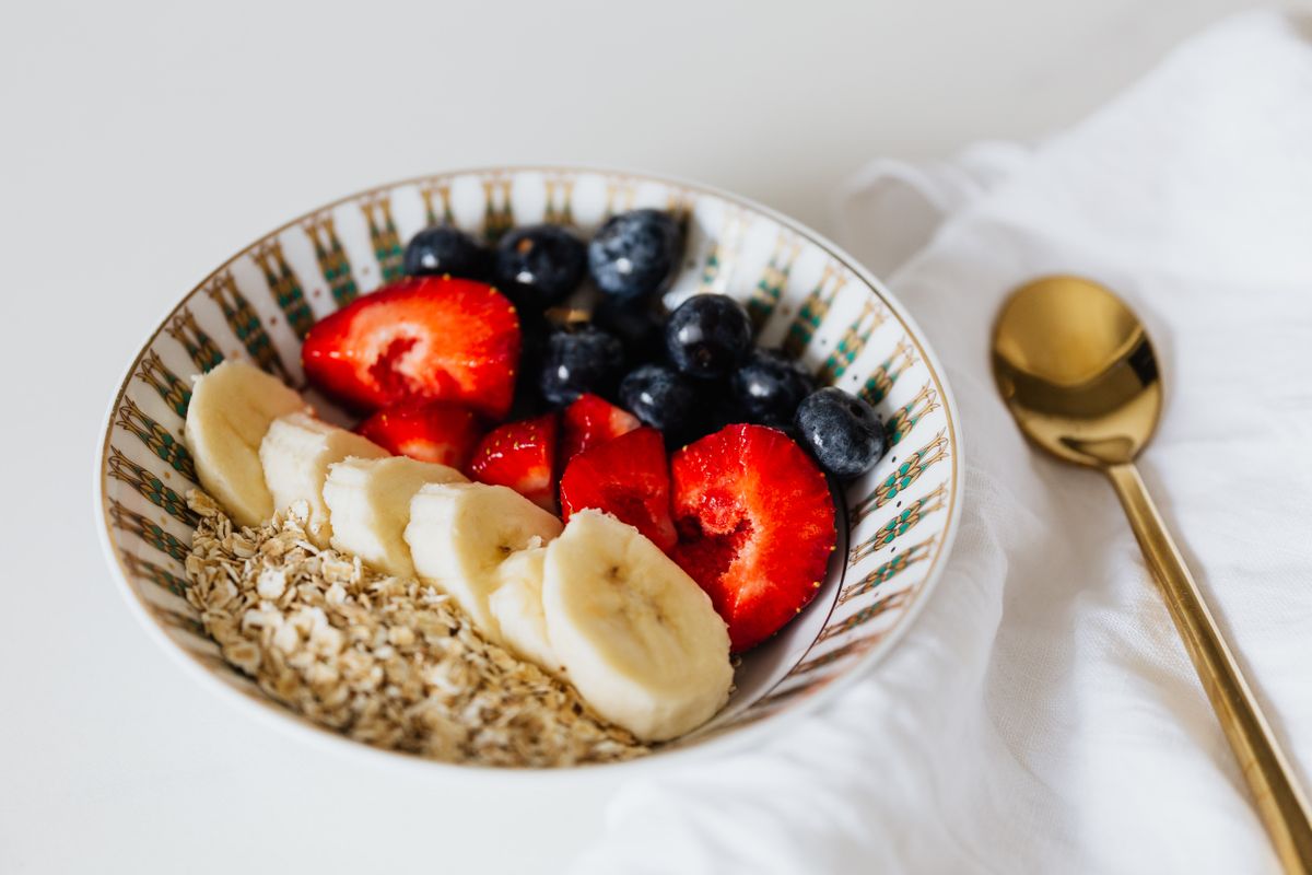 Tigela de aveia com frutas vermelhas, rica em fibra solúvel