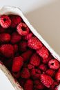 质朴纸板箱里的新鲜红树莓特写，是完美的夏季食谱
