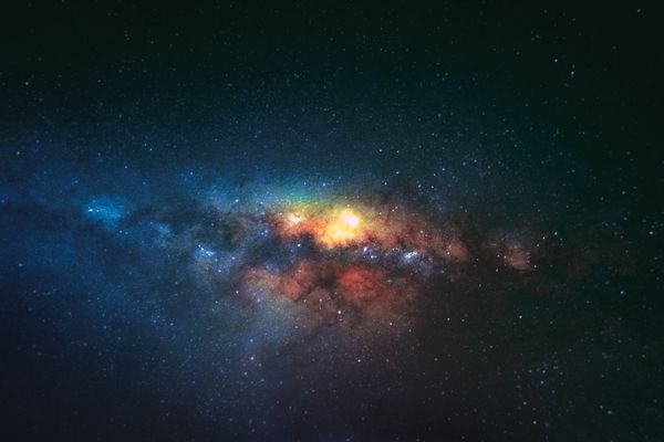 Vista de tirar o fôlego da colorida galáxia Via Láctea em um céu noturno estrelado, destacando a beleza cósmica.