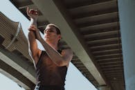 一位舞者在城市桥下展示现代街舞风格