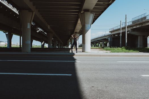 舞者在城市公路桥下摆出街头风格的姿势