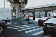 城市交叉口有移动的车辆和行人