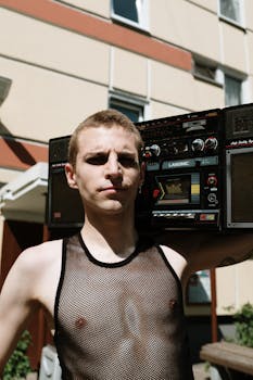 一名男子手持老式音箱，在郊外拍摄肖像