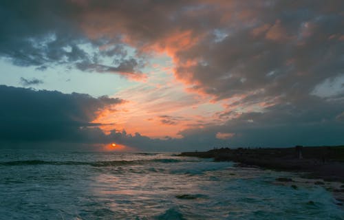 Бесплатное стоковое фото с грозовые тучи, живописное небо, закат