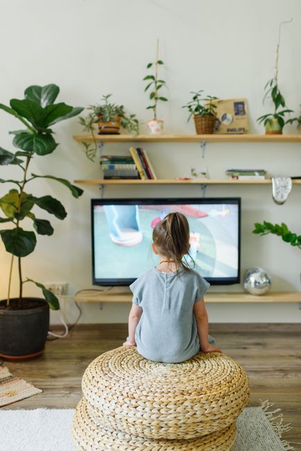 Child using a tablet at home during a morning routine Un bambino che usa un tablet a casa durante una routine familiare mattutina