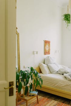 简约的卧室里，舒适的装饰与郁郁葱葱的室内植物相得益彰