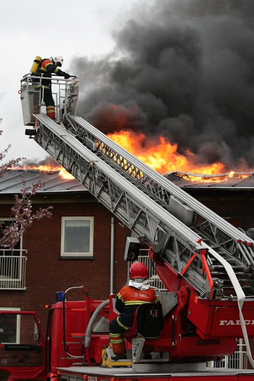 Free Firefighters Putting out Fire Stock Photo