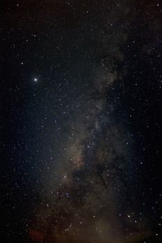 夜空中捕捉的星空，以惊人的细节展示了银河系