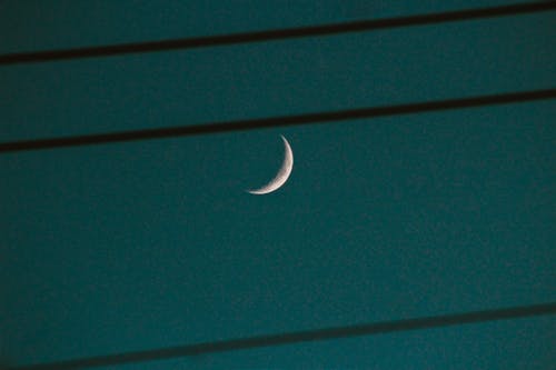 Selective Focus of a Crescent Moon 