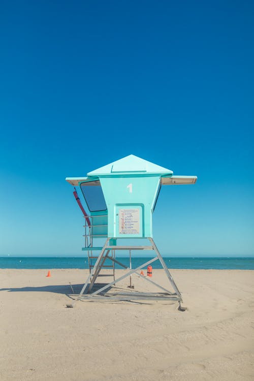 gratis Blue Lifeguard House On Beach Stockfoto