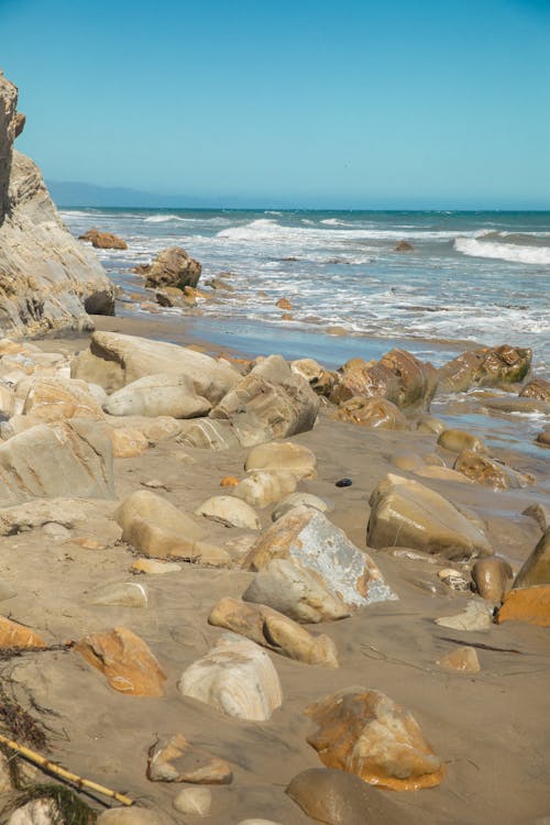 Rocas Marrones Y Blancas Cerca Del Cuerpo De Agua