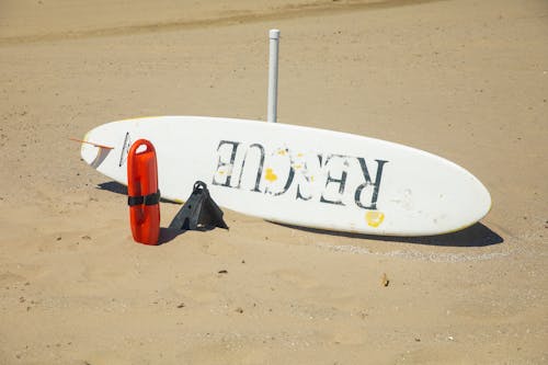 Weißes Surfbrett Auf Braunem Sand