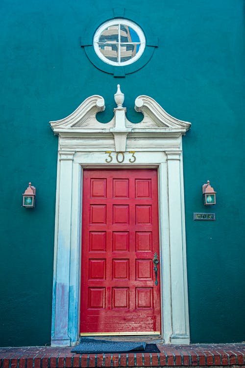 бесплатная Красная деревянная дверь с белой деревянной дверью Стоковое фото