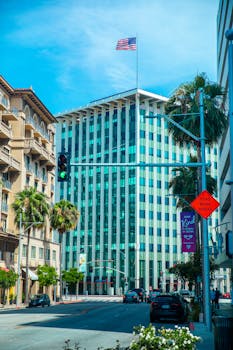 洛杉矶的城市景观充满活力，拥有现代建筑和美国国旗