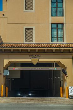 进入比佛利山庄公共停车场，可见标牌和建筑立面